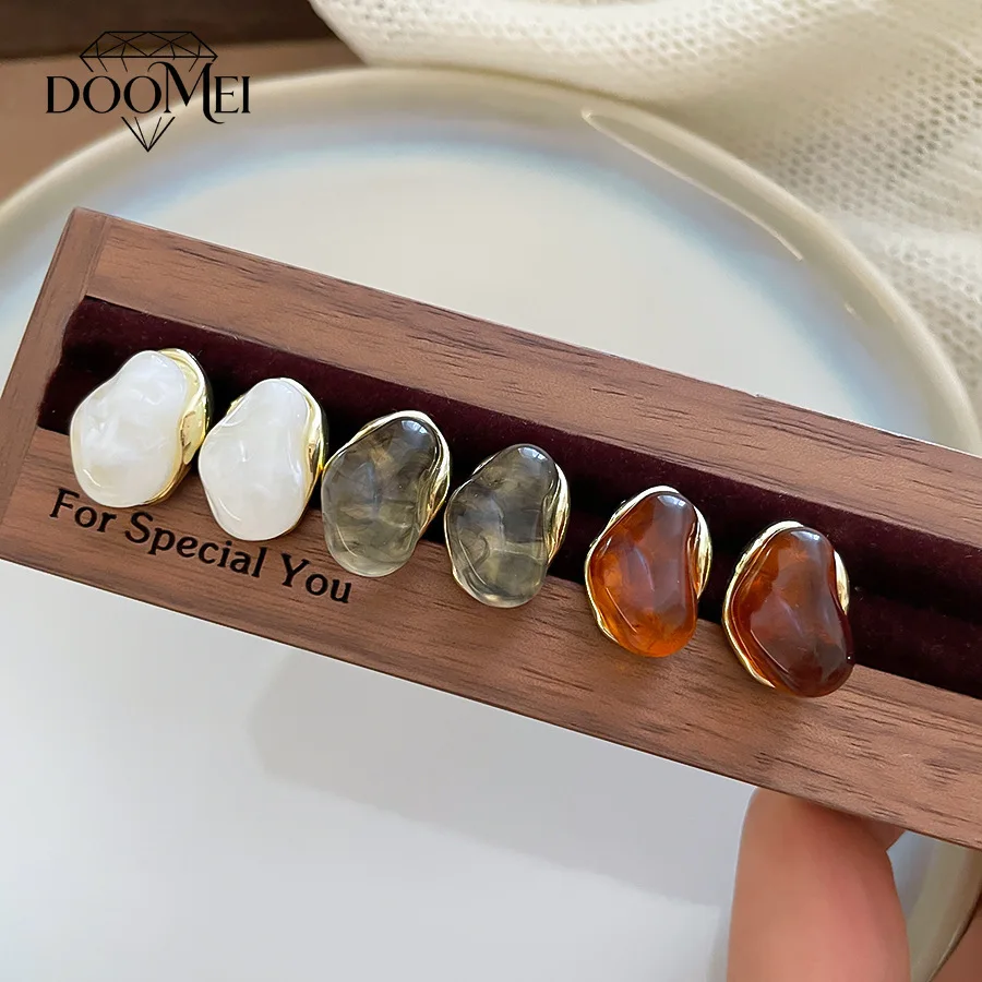 DOO MEI Irregular Geometric Stud Earrings for Women Vintage Brown Resin Ear Studs Retro Daily Office Dating Ear Jewelry Gifts