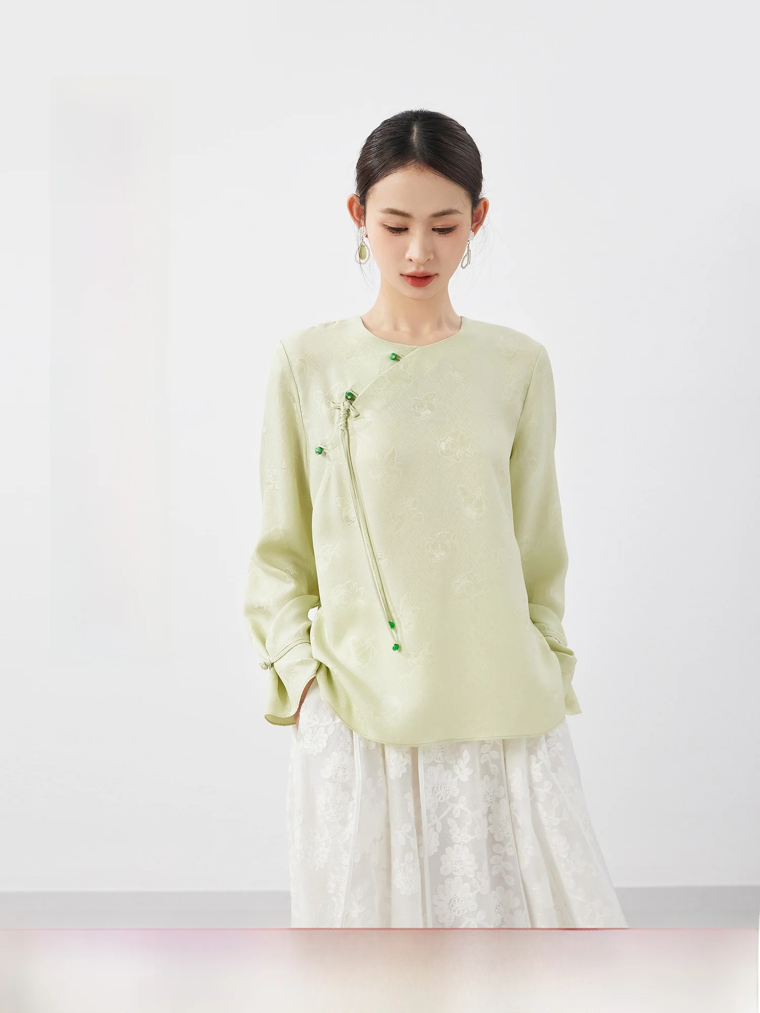 

Женская блузка Mijor из высококачественного шелка с круглым вырезом, вышивкой цветочным узором, асимметричным подолом и длинными рукавами в стиле дзен