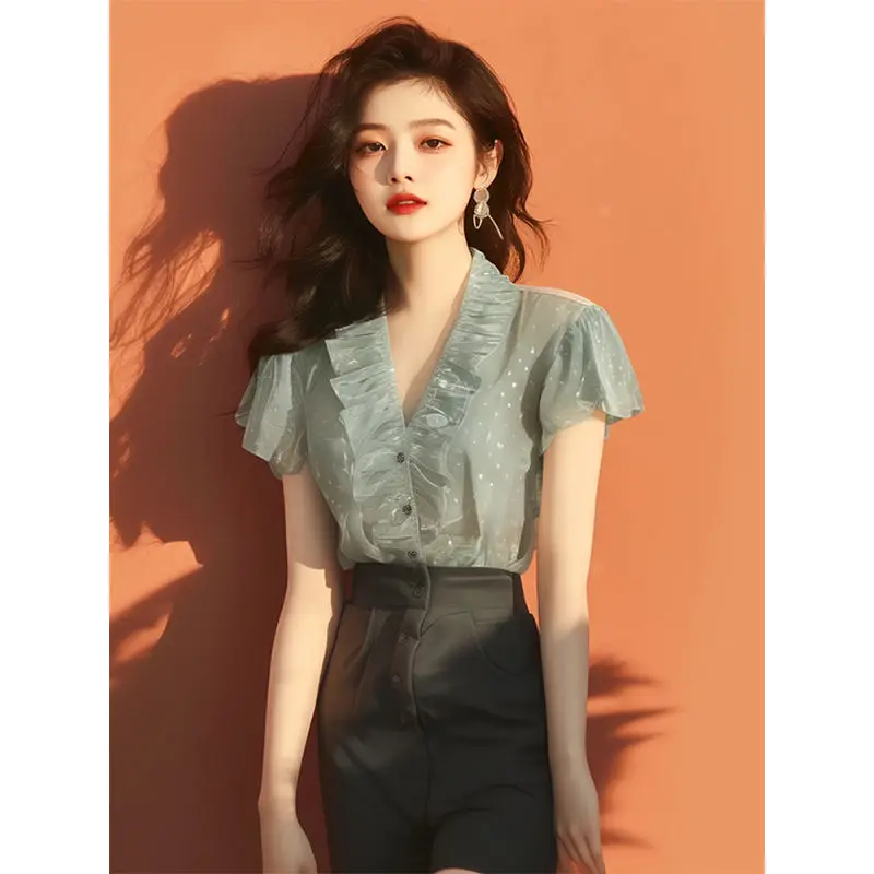 Popular Beautiful Shirt Is Unique and Unique, High-end Top Fashionable and Age-reducing Blue Chiffon Short-sleeved Shirt