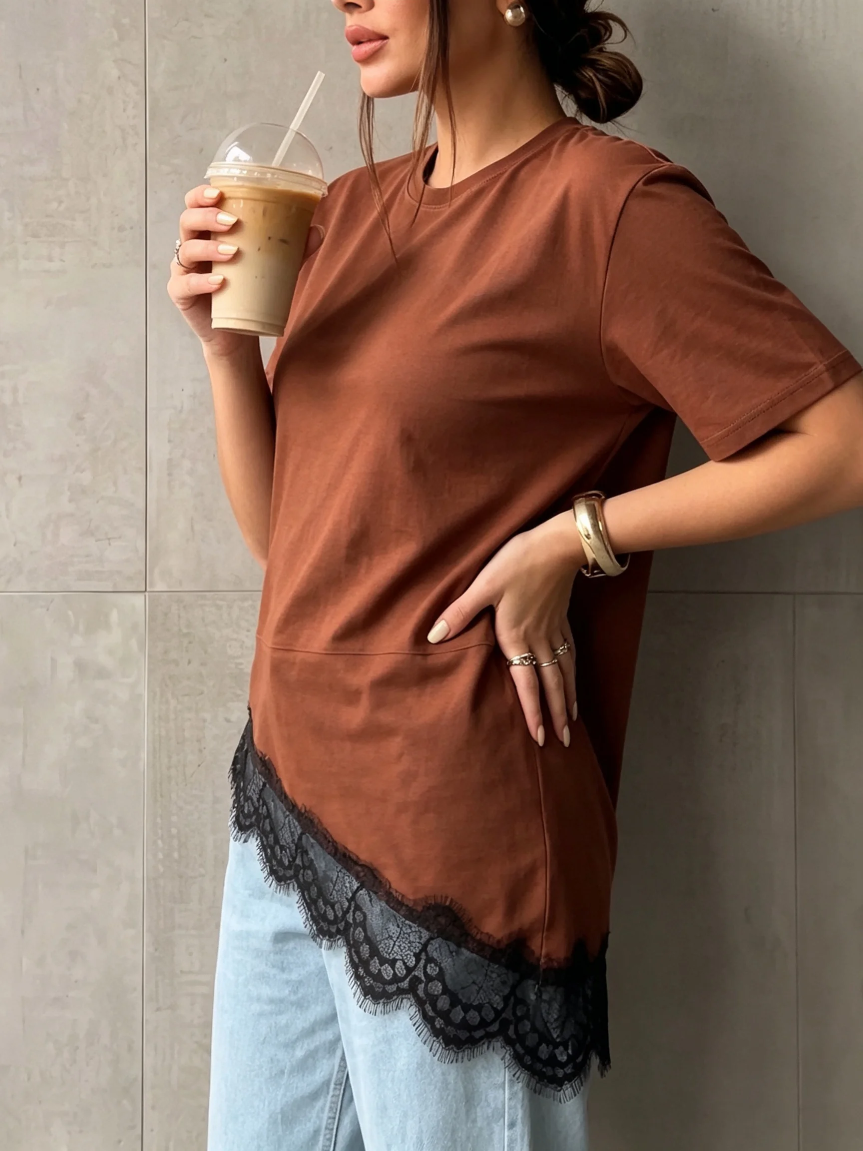 Damen-T-Shirt mit Rundhalsausschnitt und kurzen Ärmeln, locker geschnittenes, einfarbiges Oberteil mit asymmetrischem schwarzem Wimpernspitzenbesatz, Freizeitbluse. – Detail 4