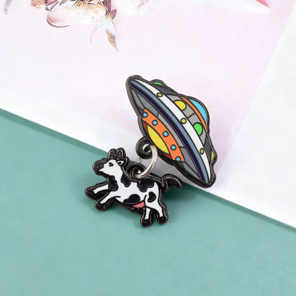 Lustige UFO-Entführungs-Kuh-Brosche, Monster-Raumschiff, Kuh-Fang-Abzeichen, Science-Fiction-Stil, Anhänger, Emaille-Pin, Kleidungsaccessoire – Detail 5