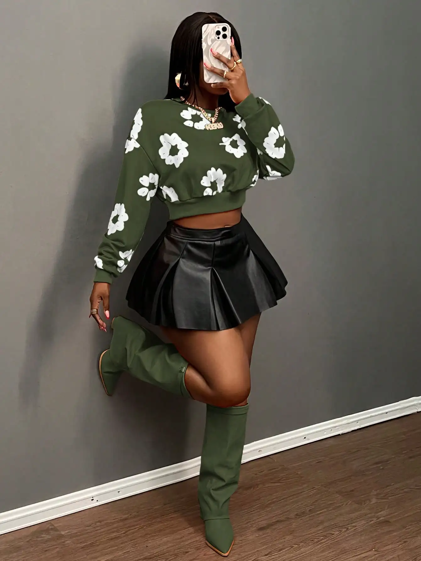 Damska zielona bluza crop z kwiatowym nadrukiem, z obniżonymi ramionami i długim rękawem, idealna na jesień, na co dzień i do szkoły.