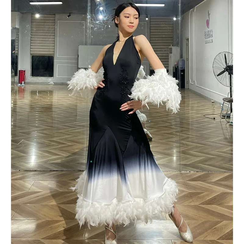 2025年社交ダンス競技用ドレス ワルツダンス衣装 羽根飾り付きドレス 腕章付きパフォーマンススーツ スタンダードダンスドレス BL17630