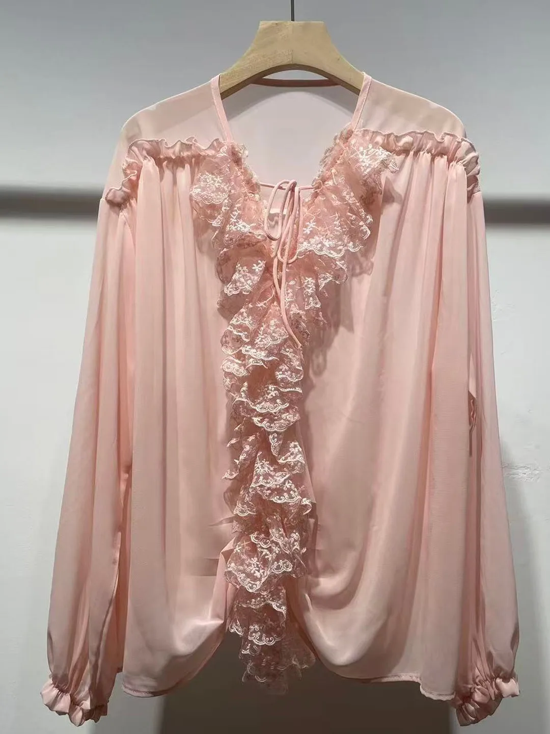 

Розовая блузка с кружевной отделкой для ранней весны, женская высококачественная блузка с длинным рукавом и V-образным вырезом, свободного кроя в корейском стиле, повседневная одежда