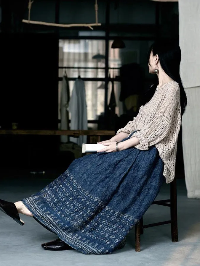 กระโปรงผ้าไหมทัสซาห์พิมพ์ลายสีน้ำเงินสไตล์ศิลปะชาติพันธุ์ ฤดูร้อน 2025 ทรงเอไลน์ ความยาวปานกลาง ผ้าสองชั้น