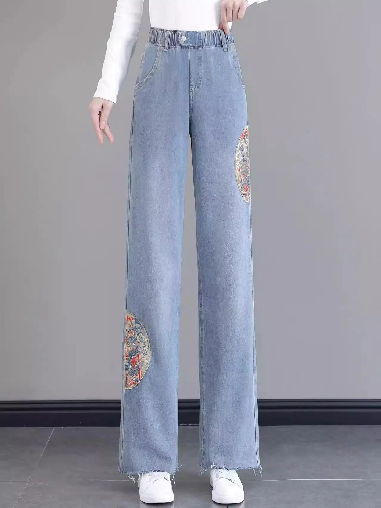 

Весна 2024: Женские джинсы из светло-голубого денима с высокой талией, свободного кроя, с широкими штанинами, узким силуэтом, прямым кроем, длиной 7/8, с вышивкой.