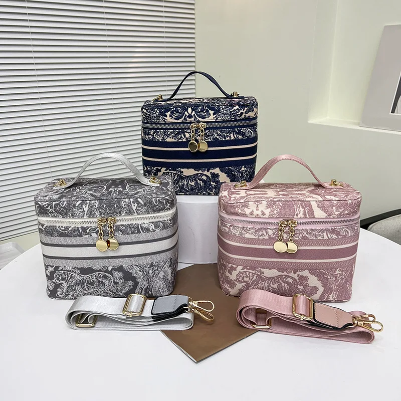 New Fashion Portable Embroidered Cosmetic Bag with Zipper Large Capacity Soft Portable Girls Storage Bag Travel Case