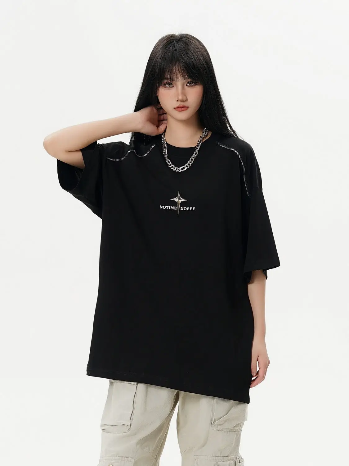 T-shirt a maniche corte allentata oversize di marca alla moda con croce in metallo scuro stile street americano in puro cotone per coppie di uomini e donne