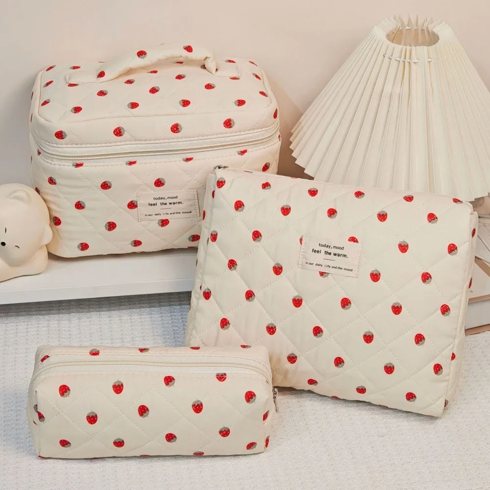 Large Capacity Women Strawberry Makeup Storage Bag Fashion Ladies Quilting Pouch Handbag Portable Tote Cosmetic Zipper Bag