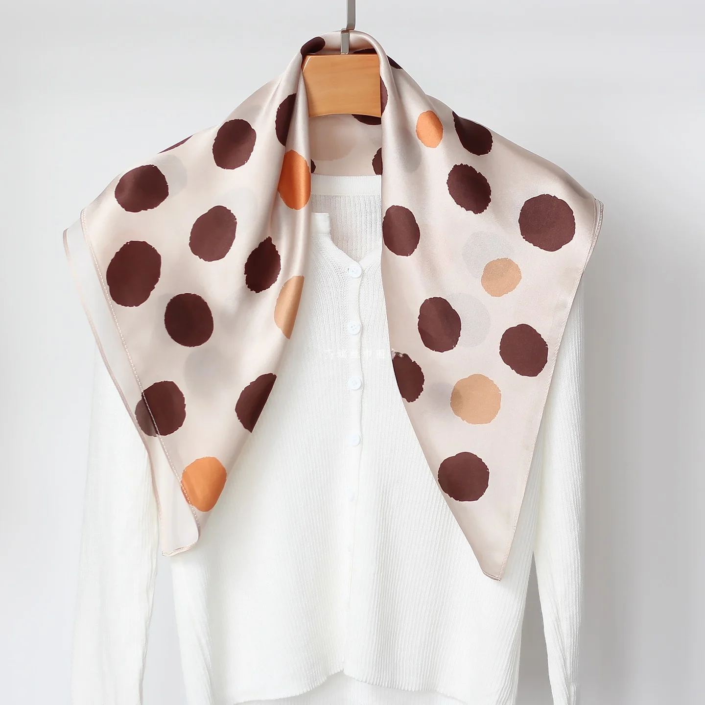 新しい高度なセンセーションミルクティーカラーの水玉模様のシルクスカーフ女性用マルベリーシルクネックプロテクションシンプルで多用途な小さな正方形のスカーフ