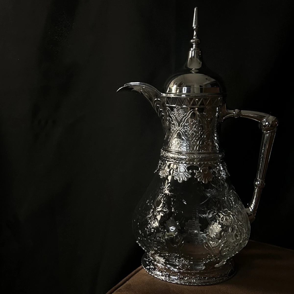 Retro medieval orange kettle, large-capacity engraved tie pot, silver glass cold gift, a French wine jug for home use