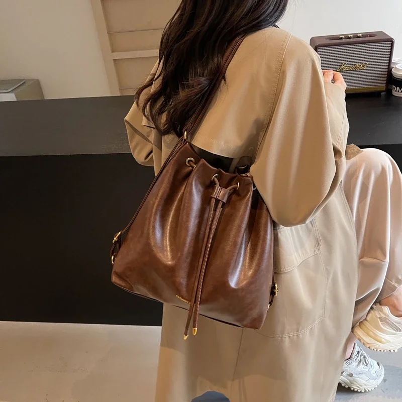 

Retro New Female 2024 Explosive Bucket Bag Autumn and Winter Street Trend Korean Version Large Capacity Backpack Bolsa De Tote