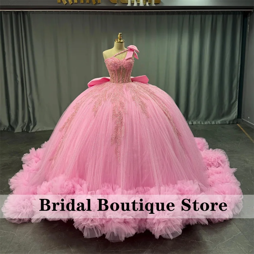 Robe Quinceanera rose brillant, épaules dénudées, paillettes, superposition de perles, longue queue, robe de bal de 15 ans ﻿ Personnaliser