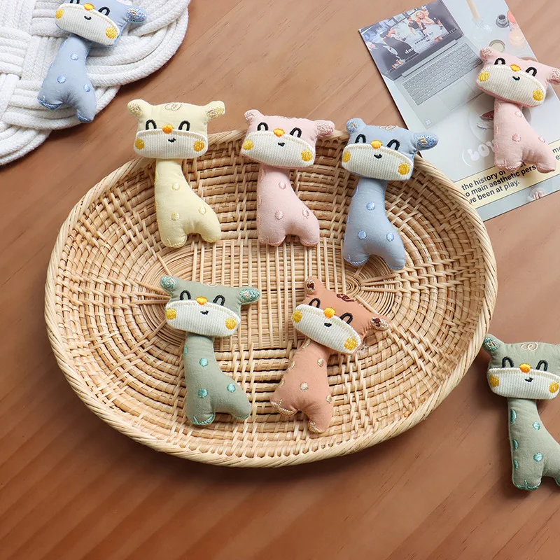 

Новая плюшевая брошь-жираф: улыбающийся мультяшный плюшевый значок для декора одежды, товары для рукоделия, незаменимый аксессуар