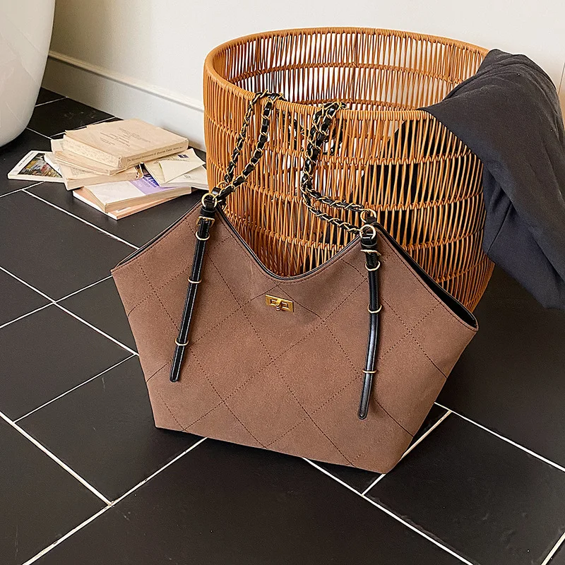 

2025 Quilted Chain Underarm Bag, Chic Shoulder Purse for Women, Versatile Crossbody Tote, Minimalist Day to Night Bag, Textured