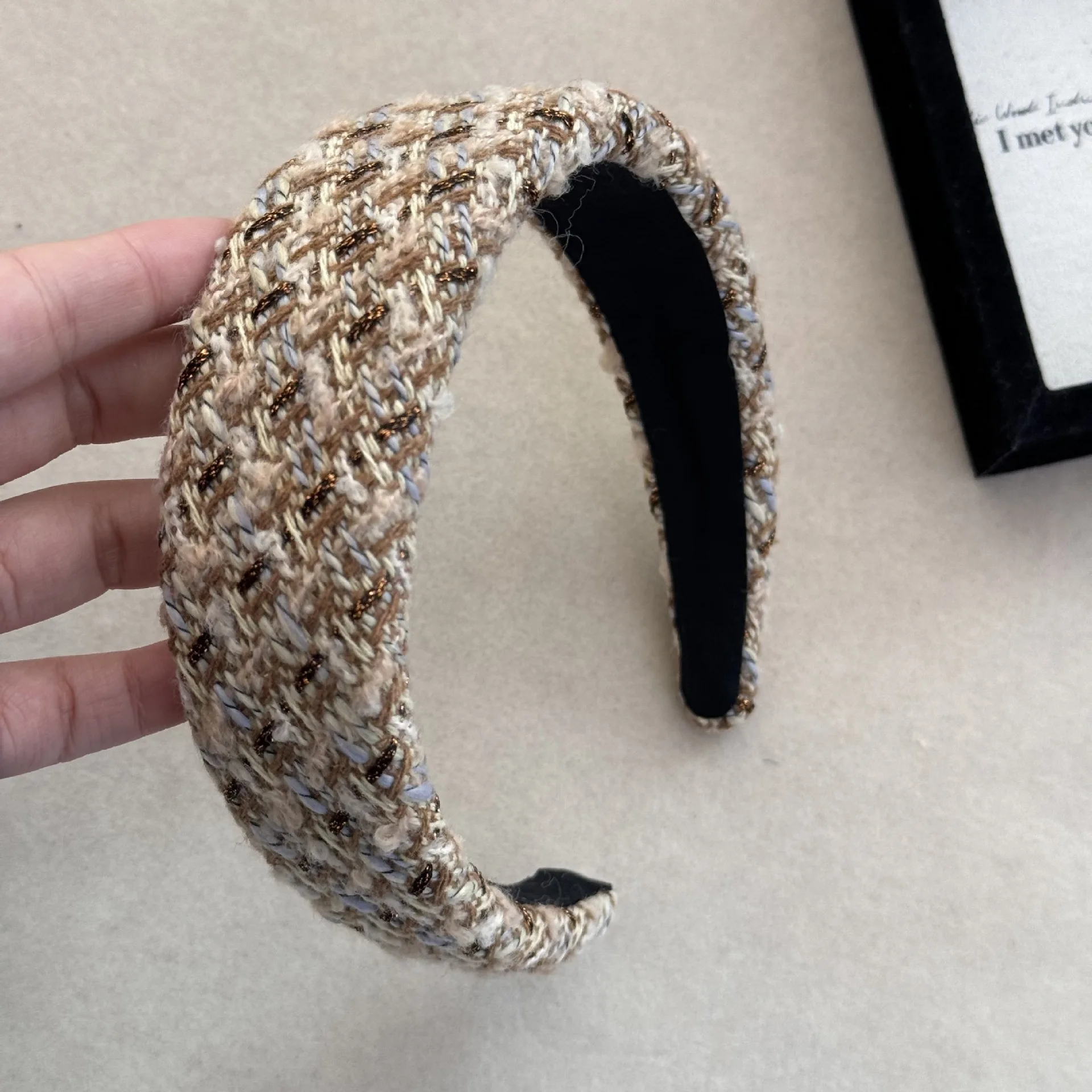 1 Stück dickes Tweed-Stirnband mit breiter Kante sieht klein und im Retro-Stil aus, geeignet für den täglichen Pendelverkehr und vielseitige Haar-Accessoires – Detail 13