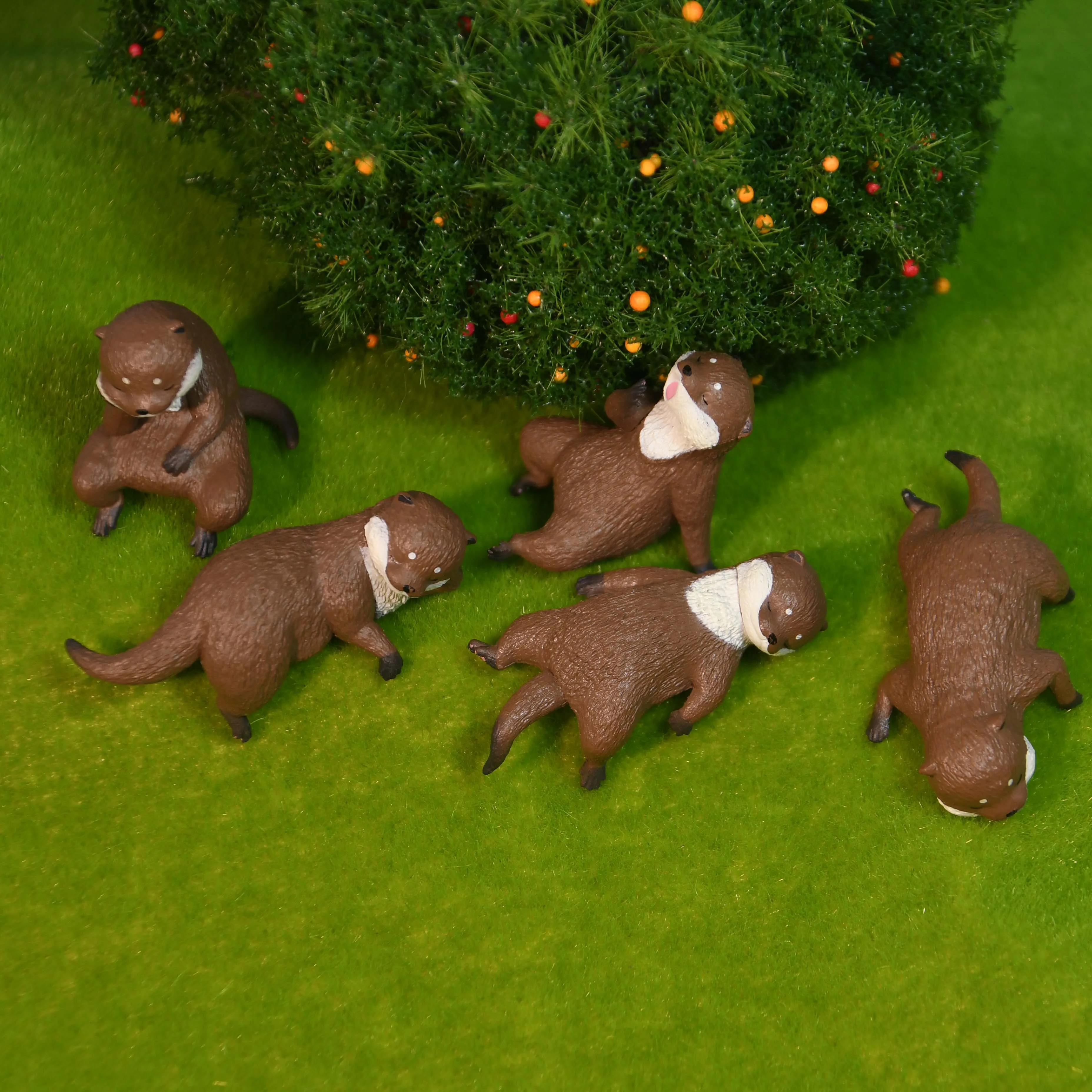 Zabawki kapsułkowe Yell, urocze leniwe małe otory morskie odpoczywające na krawędzi po południu, leżące, machające pyszczkiem, siedzące, figurki ozdobne zwierząt.