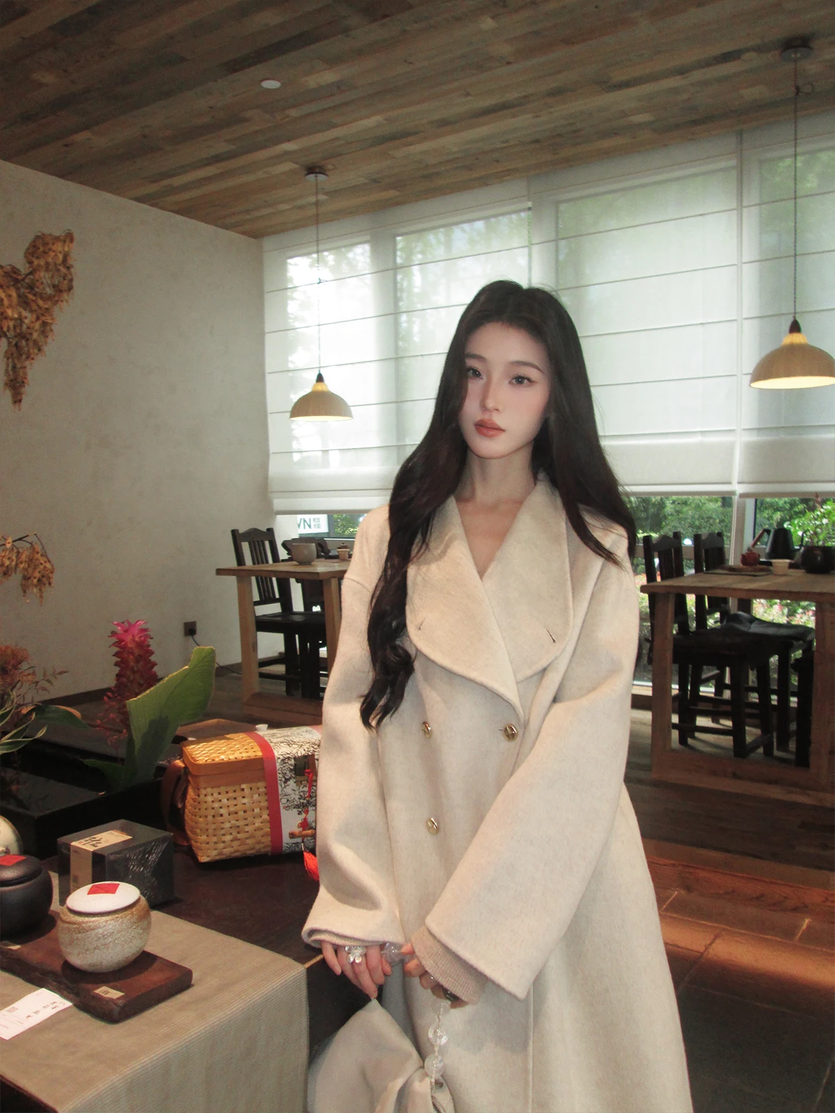 معطف صوفي وصوف فريد وجميل للغاية للنساء في الشتاء العميق، طراز جديد من معطف الورثة الغنية في عام 2025