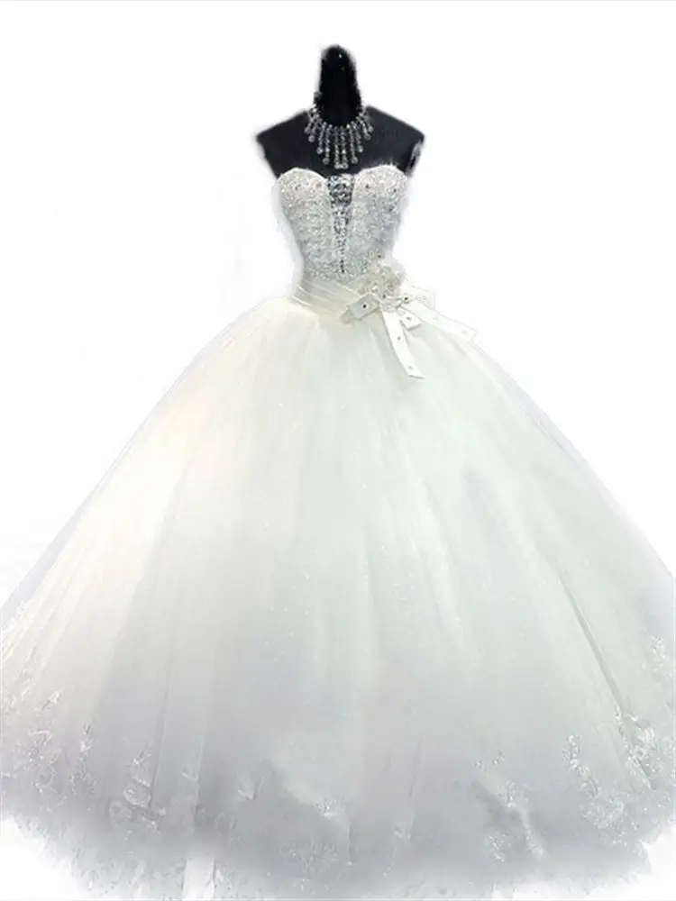 فستان زفاف بسيط كبير الحجم بدون حمالات طويل يصل للأرض باللون الأبيض لفصلي الخريف والشتاء بتصميم أنيق وبسيط