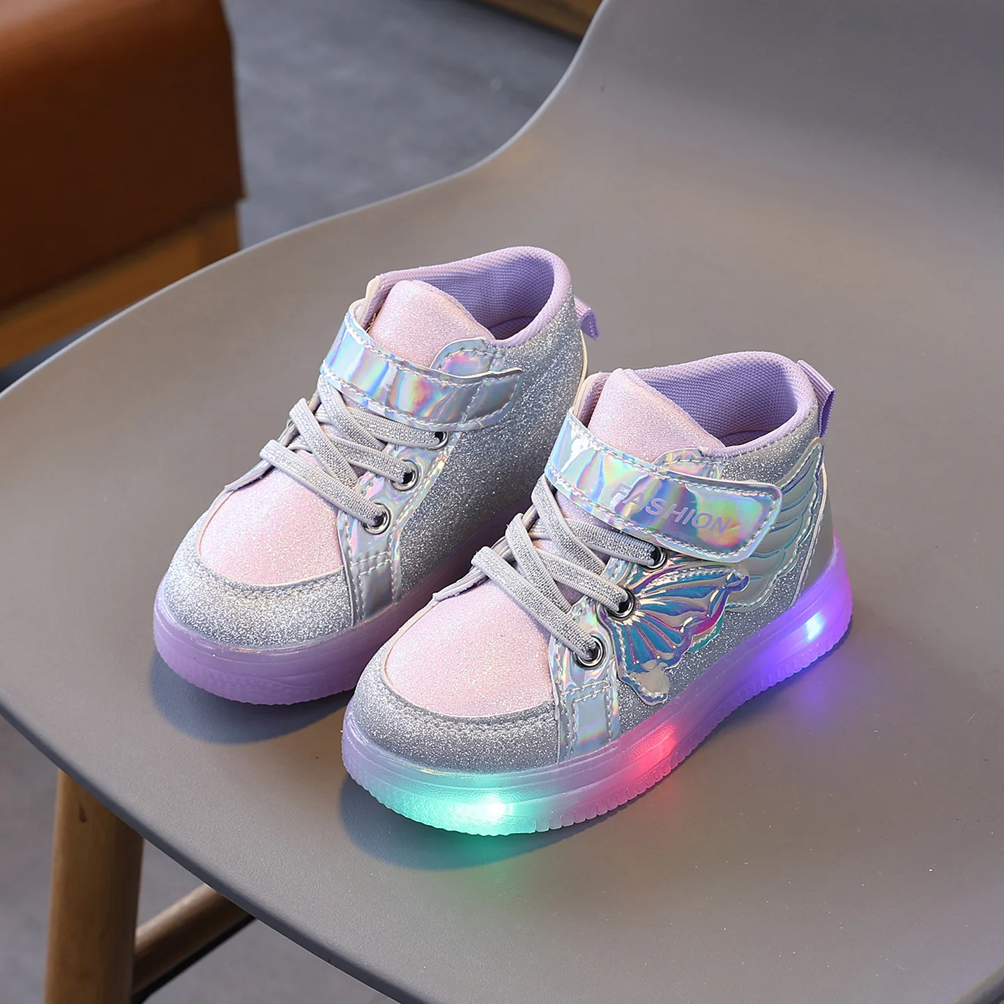 Picture 7: Kids LED Light Up Shoes 2026 New Girls Glow Dark Sneakers Sparkle Running Shoes Toddler Boys Girls Non-Slip Sole Casual Outdoor