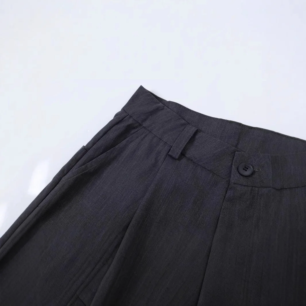 Pantaloni corti neri a gamba larga con design a flangia finta in stile americano estivo Pantaloncini casual a pieghe larghe neutre