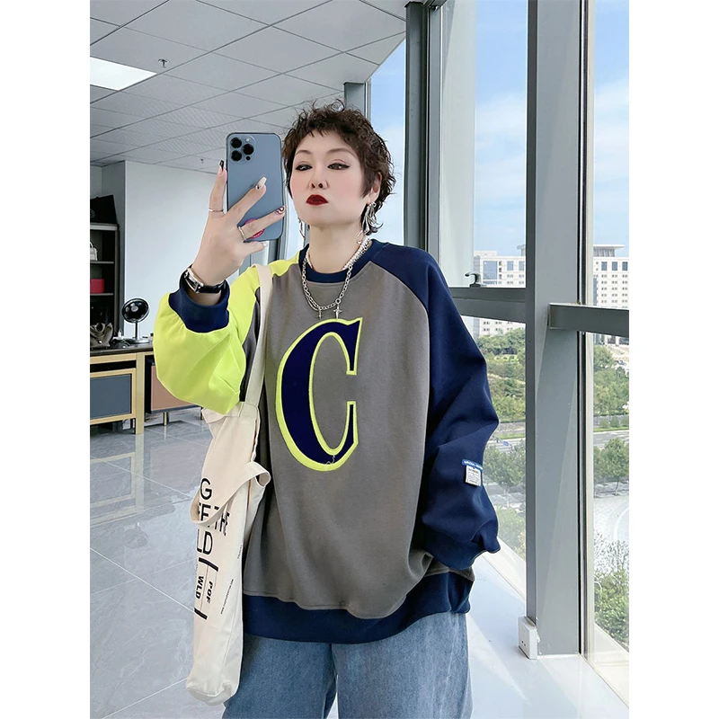 

Женская толстовка больших размеров свободного кроя с принтом и нашивками, повседневный осенний топ в стиле ретро с цветными блоками и буквенным принтом, модный уличный стиль