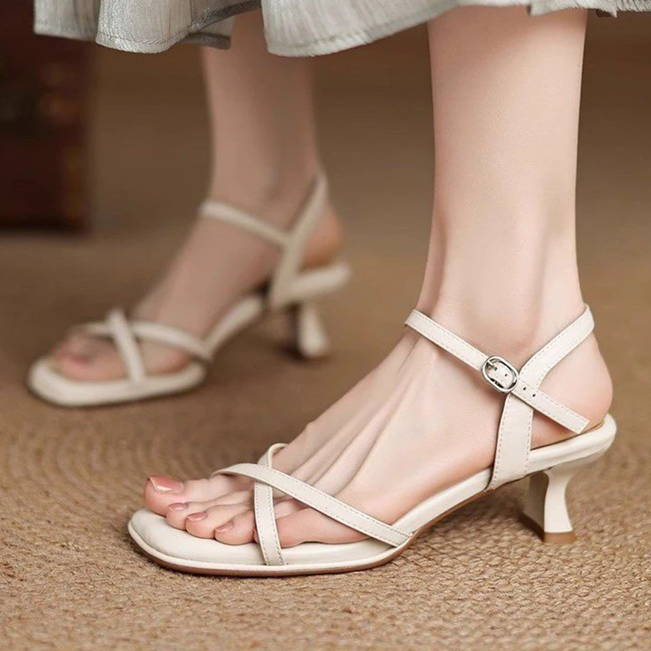 

Французские босоножки 2025 летняя верхняя одежда женская обувь: толстый каблук, мягкая подошва, не терящие к ногу, низкие каблуки, женские босоножки.