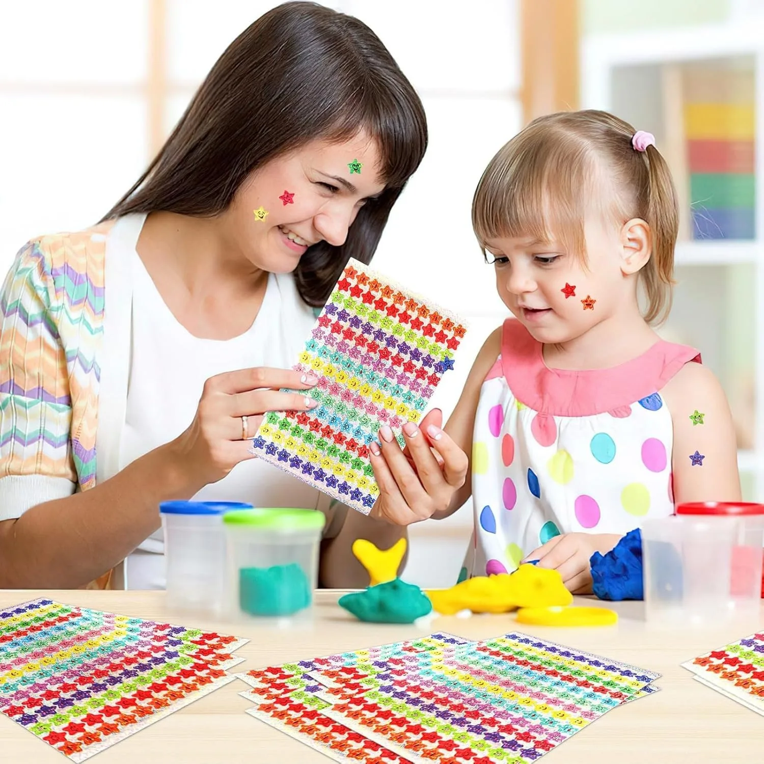 1500 قطعة من ملصقات النجوم الصغيرة المصنوعة من رقائق اللامعة، 15 تصميمًا لملصقات وجه سعيد، مناسبة للحرف اليدوية وجوائز مكافآت الطلاب