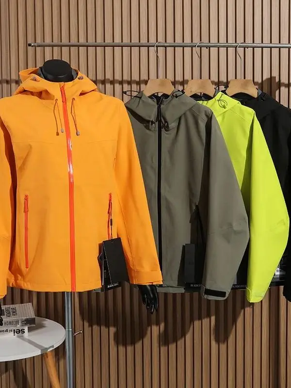 Full-Body Seamless Sealed Outdoor Hardshell Jacket with Hood for Men And Women Fashionable Urban Style Windproof Polyester Fa...