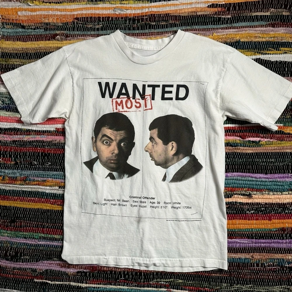 T-shirt promotionnel vintage blanc pour homme, rare, du film Mr. Bean de 1997, avec design de poster à la recherche de l'assassin et personnages emblématiques, style décontracté