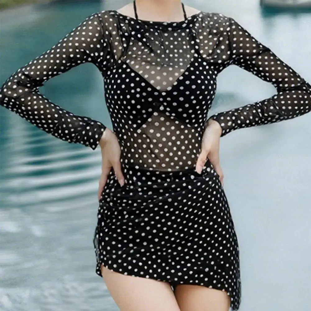 

Комплект из 3 предметов: женский купальник с лифом-халтером на косточках, плавки с высокой талией и платье-накидка с принтом в горошек для отпуска