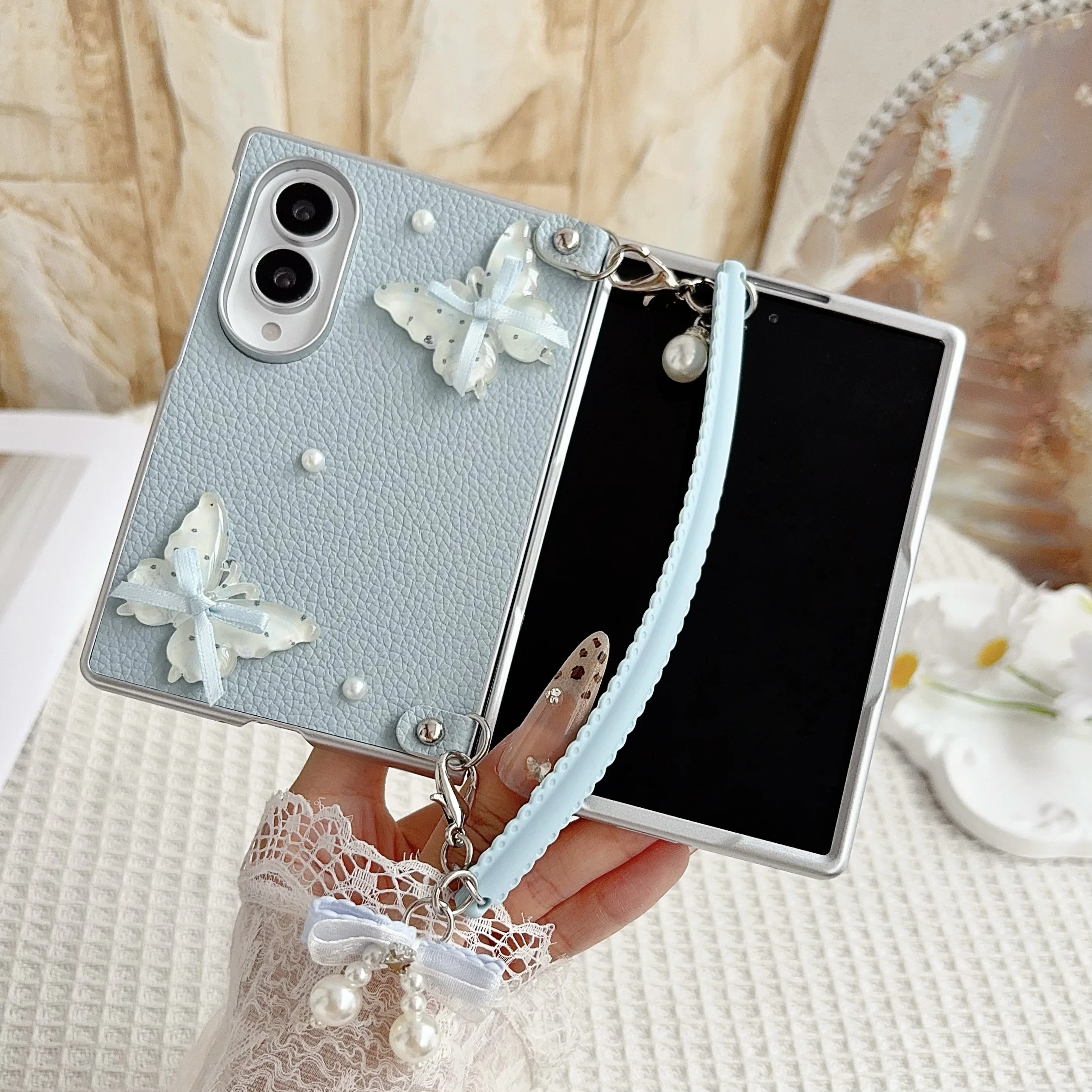 Etui na telefon Samsung Galaxy Z Fold8 Fold 8 Wide ze skóry z wzorem 3D motyla, perłami i liściem litchi, odporne na wstrząsy, z elastycznym paskiem, smukłe. — zdjęcie produktu 2