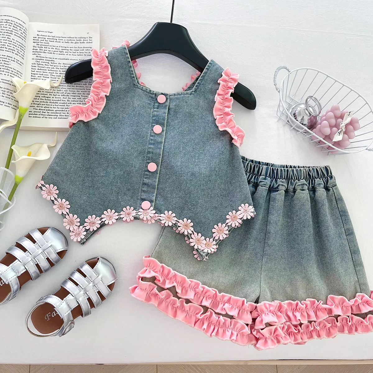 

Костюм принцессы с большим бантом для маленьких девочек, модный кружевной топ с цветочным принтом + шорты с рюшами, комплекты из 2 предметов для детей, летняя одежда, джинсовый комплект для девочек