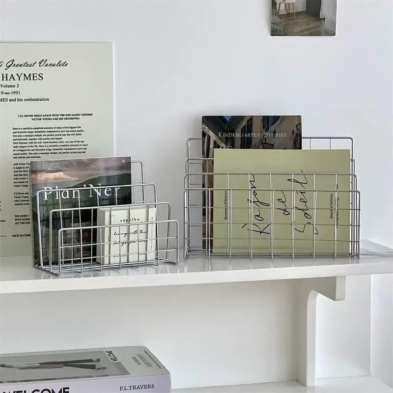 Estantería Moderna y Duradera de Metal Plateado con Cesta de Almacenamiento, Organizador de Revistas y Periódicos, Estante de Almacenamiento para el Hogar