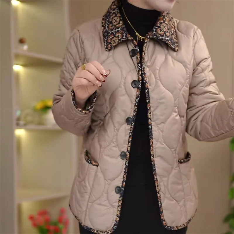 Nieuwe 2025 Herfst Winter Voeg Fluwelen Licht Dunne Warme Korte Katoenen Jas Middelbare Leeftijd Ouderen vrouwen Katoenen Jas femme Bovenkleding