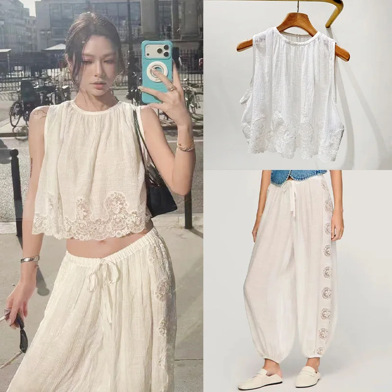 

Весенне-летний женский комплект с ажурной вышивкой: топ без рукавов с круглым вырезом + брюки-фонарики с высокой талией и завязками, элегантный костюм