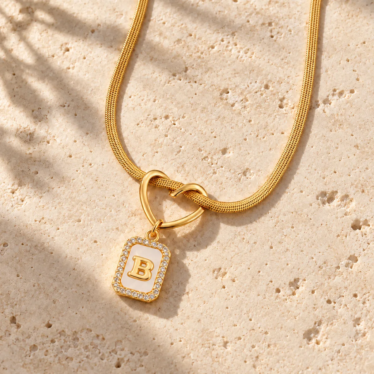 Initial-Charm-Schlangenkette, vergoldete Buchstaben-Halskette für Damen und Herren mit Herz-Knoten-Glied, rechteckiger Schmuck mit Zirkonia, Geschenk – Detail 6
