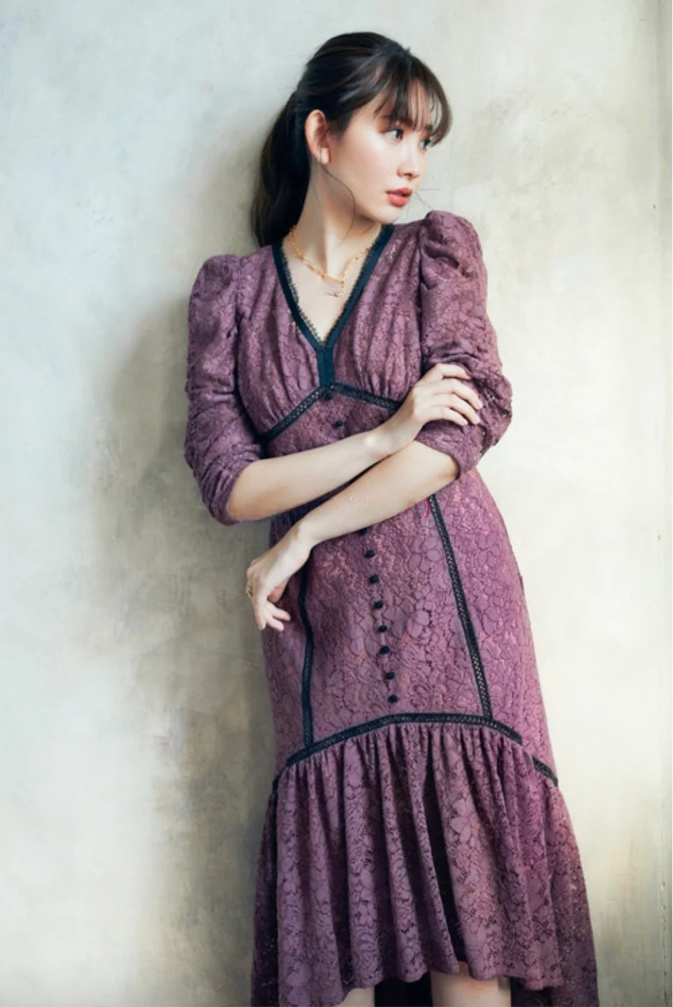 

Exquisite V-neck Lace Dress Waist-cinching Fish-tail Versatile Style Mid-length Pure Color Spring Ladies Fashion Dress