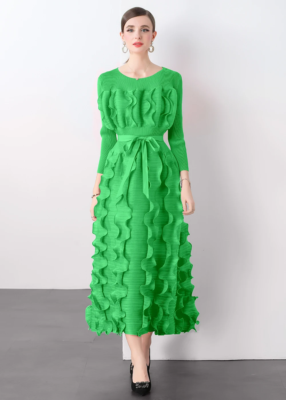 

2025 Autumn New French Elegant Women's Clothing Pleated Round Neck High Waist Loose and Slimming Dress Versatile Flounce