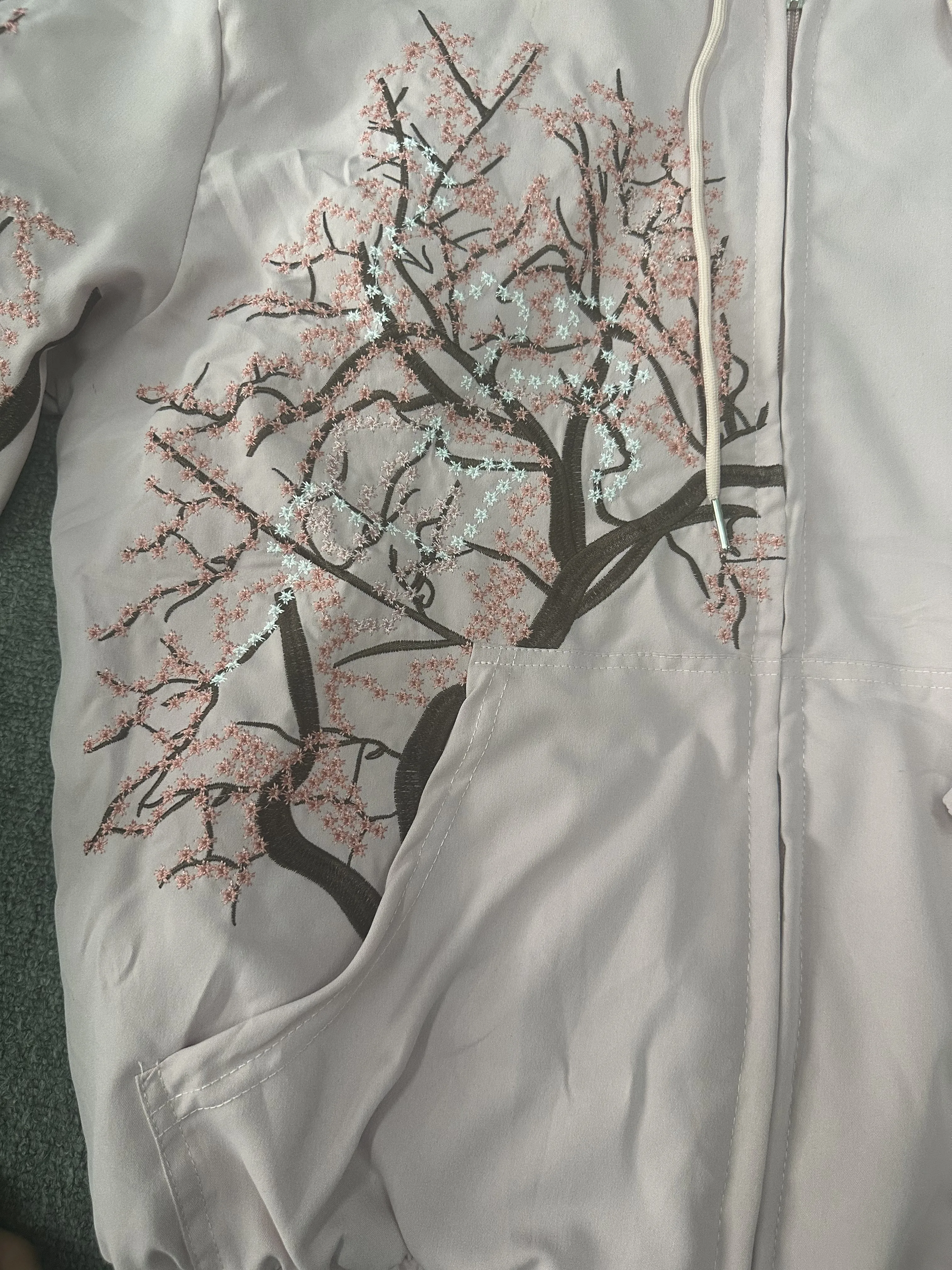 جينز بقلنسوة مطرز بزهر الكرز بتصميم عتيق غير رسمي بنطال ذو قصة أرجل واسعة ملابس Y2K بدلة جينز فضفاضة مطرزة للرجال