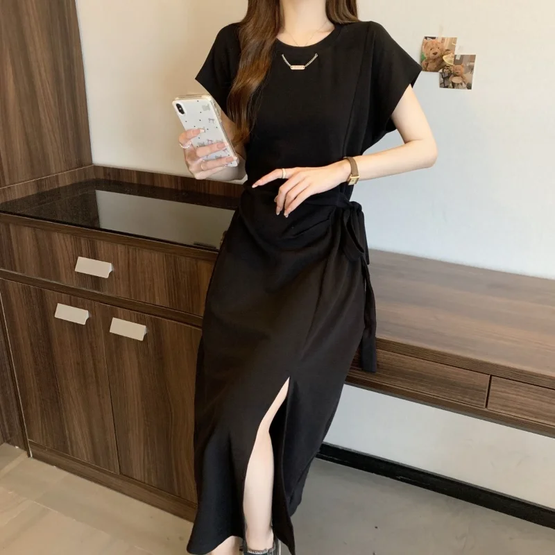 Entworfenes, tailliertes, geschlitztes Kleid, lockeres, schlankmachendes T-Shirt, langer Rock 2026