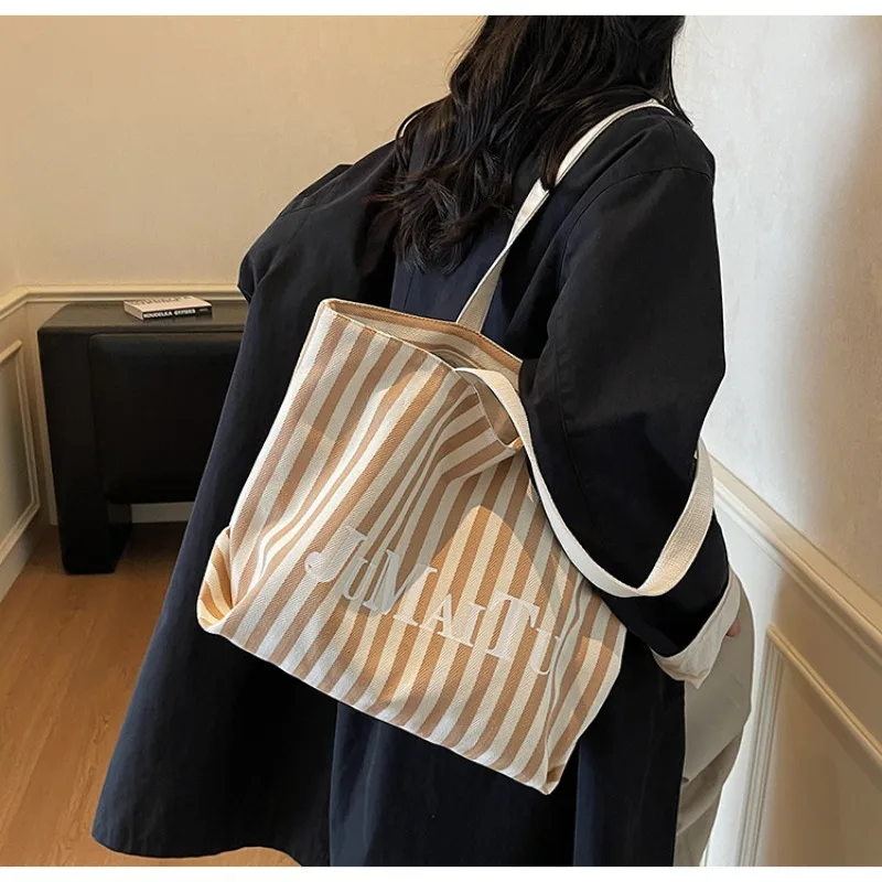 

2025 Autumn Winter Vintage Women Crossbody Bag Large Capacity Shoulder Bag Solid Color Simple Casual Commuter Bag Retro Handbags