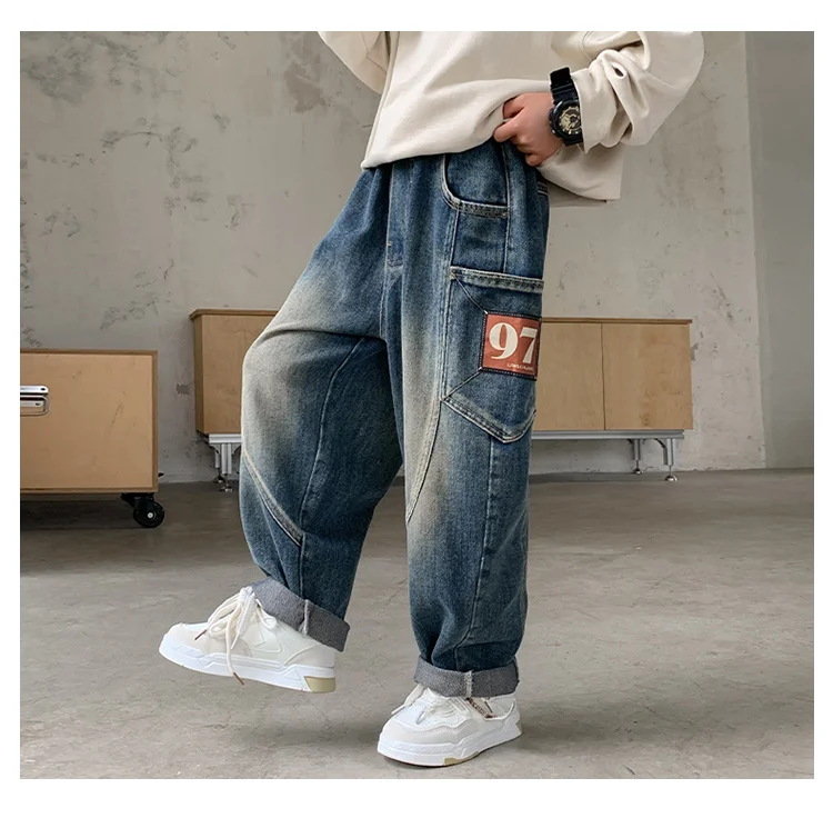 Modische Kinder-Designer-Cargo-Jeans mit Patchwork und Tasche für Schuljungen, hochwertige Denim-Hosen, Teenager- und Kinder-Luxuskleidung, Jeans – Detail 4