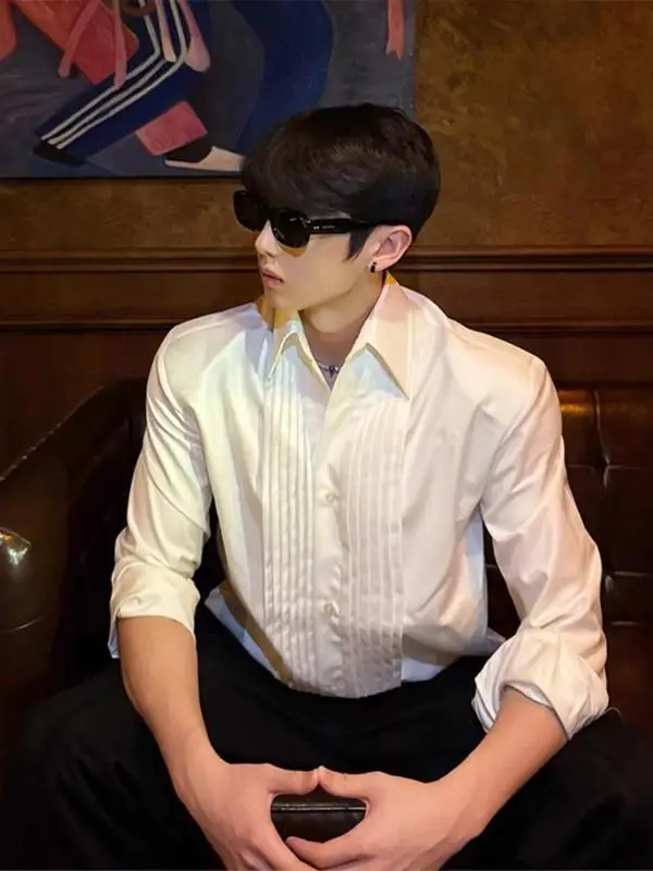 

White Long Sve irt Men's Spring Briti Sle Casual Jaet American Accordion Design Sense Pleated irt oulder Pads