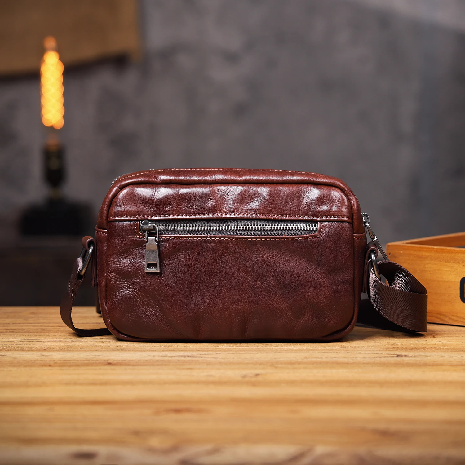 Echte Leder-Brusttasche für Herren, Casual-Umhängetasche aus Rindsleder, Modische Handyhülle, Pflanzlich gegerbtes, gerafftes Leder – Detail 19