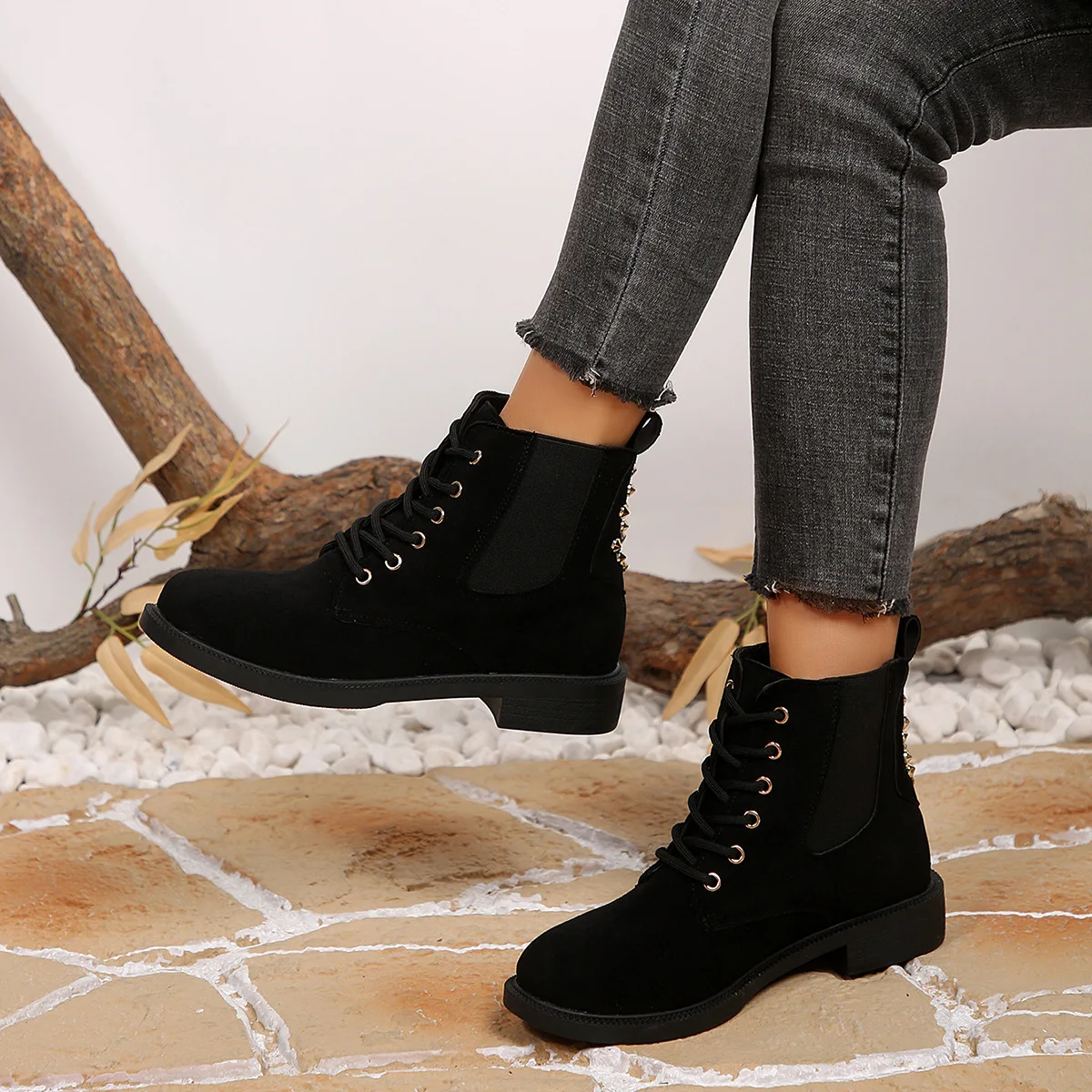 Large-sized foreign trade ankle boots for women, British-style suede round toe, 2025 winter new lace-up slim boots