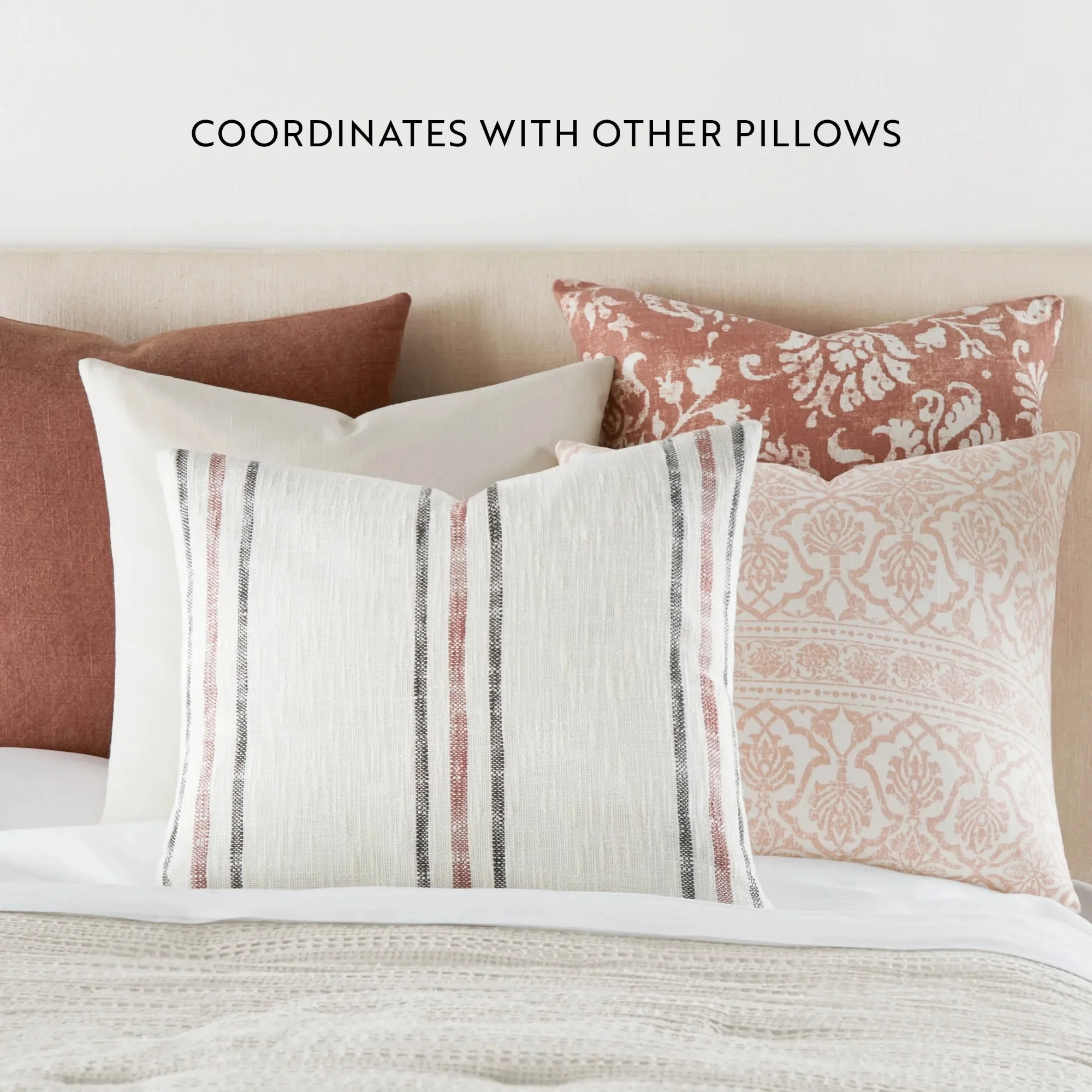 قطعتان من وسائد رمي الديكور على شكل زهور تيراكوتا وشريط مؤطر مصبوغ بالغزل