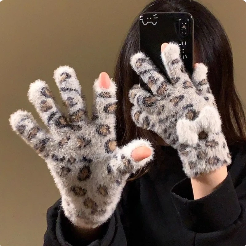 

Американские индивидуальные плюшевые вязаные перчатки с леопардовым принтом и бантом, женские зимние теплые велосипедные перчатки с пятью пальцами и сенсорным экраном