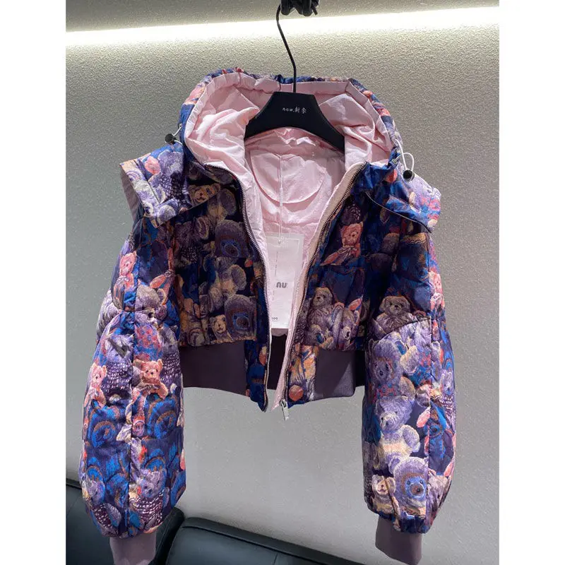 Chaqueta corta de plumón con capucha y solapa con estampado de oso, edición coreana, tendencia individual, ultracorta, invierno, 2024