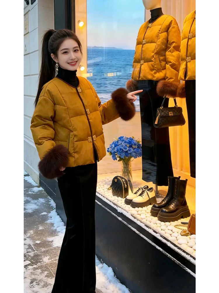 

Повседневная хлопковая куртка в корейском стиле, свободного кроя, с меховыми манжетами и дизайнерской строчкой, коллекция Зима 2026, новинка, создающая особую атмосферу.